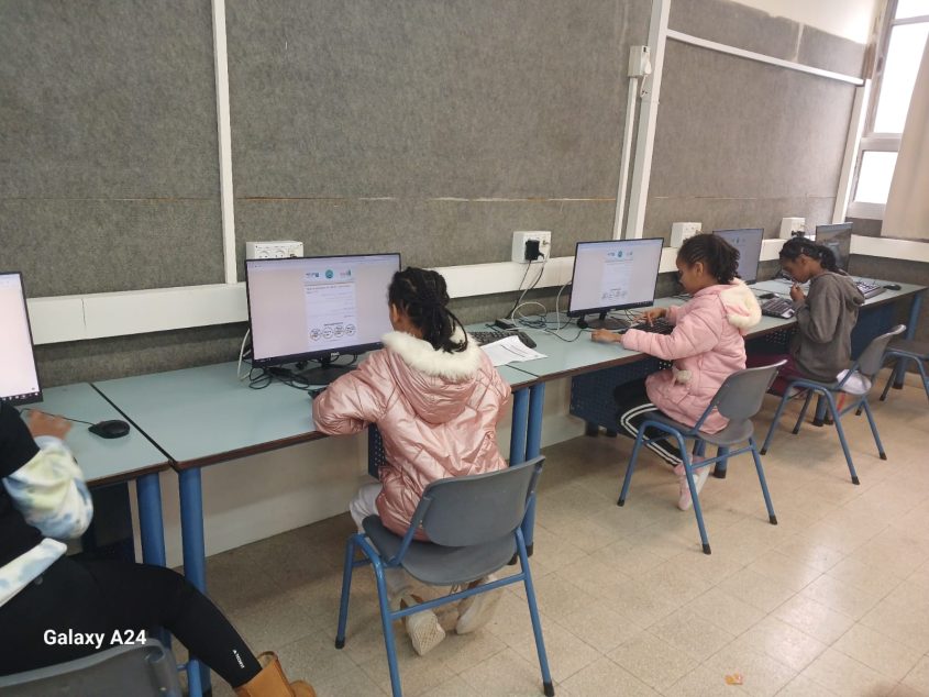 תלמידי ה'-ו' מתנסים עם רובי הבוט. צילום: ביה"ס אחדות