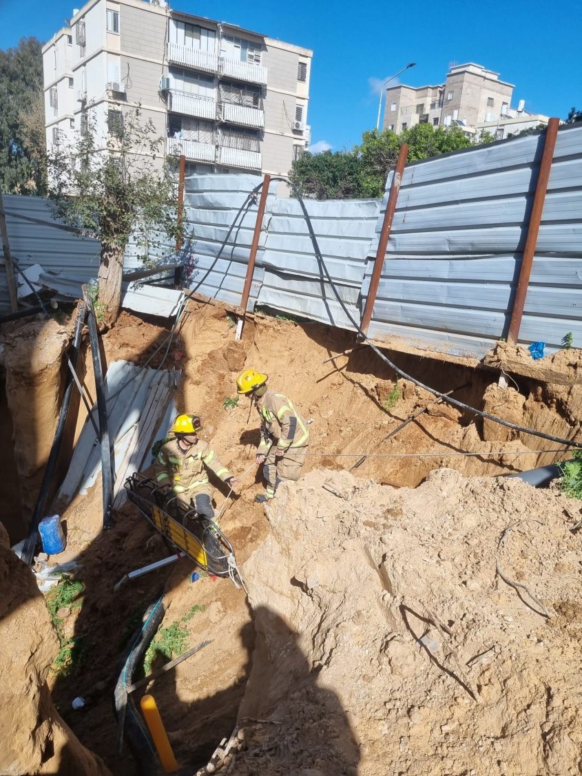 פועל נפל באתר בניה ברחוב דב גור. צילום: תיעוד מבצעי כבאות והצלה