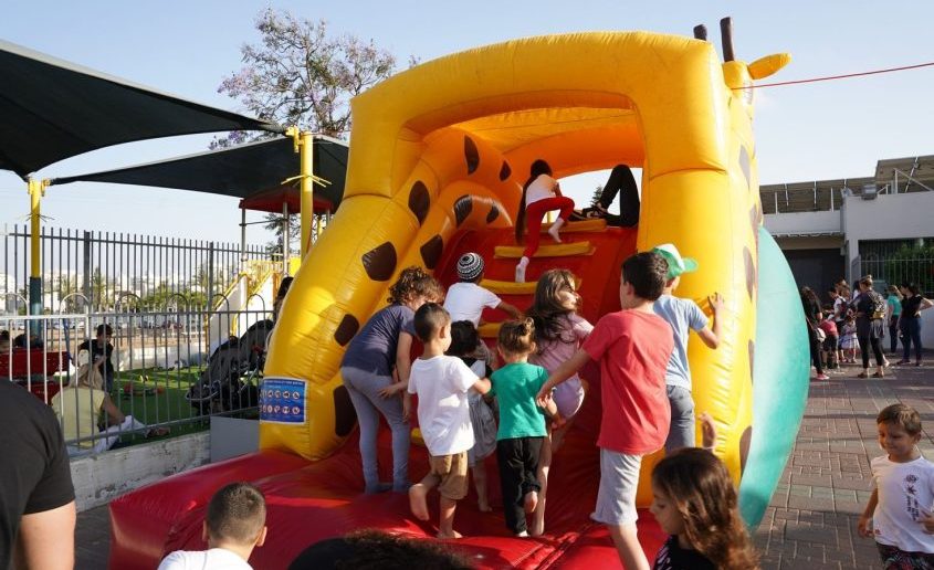 מתקני שעשועים מתנפחים במרכז קהילתי דקל. צילום: יחצ