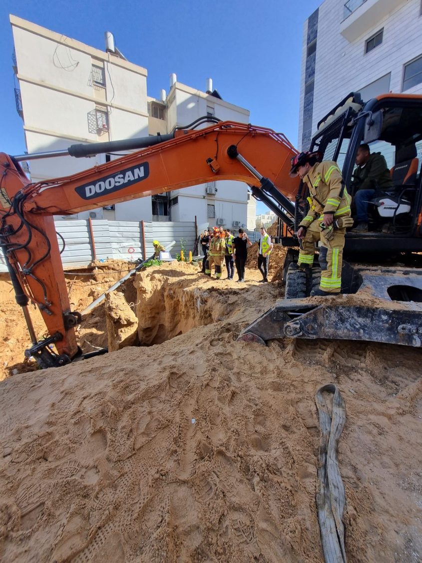פועל נפל באתר בניה ברחוב דב גור. צילום: תיעוד מבצעי כבאות והצלה