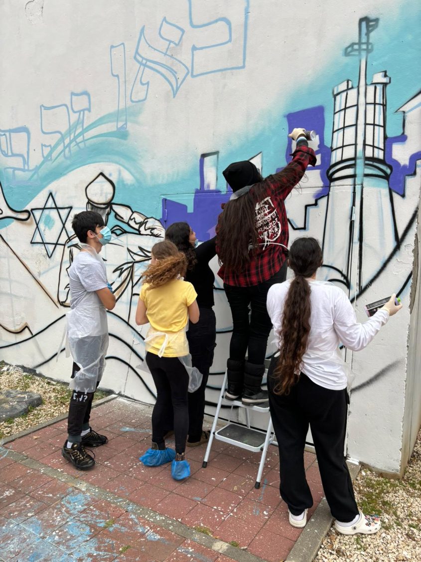 הכנות לקראת ציור הגרפיטי של בני הנוער באשדוד. צילום: מייק אדרי