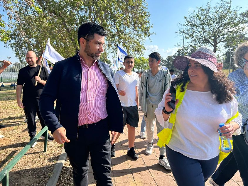 סגן רה"ע אלי נכט צועד עםפ מקיף א' לזכר הנופלים. צילום: פבל