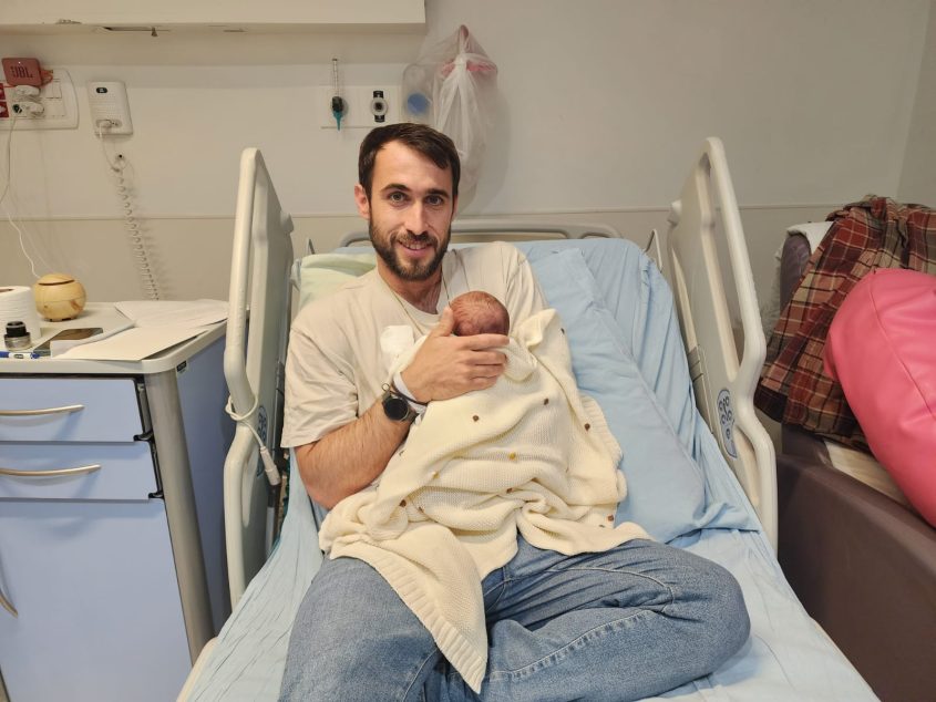עומר רבי ובתו הבכורה. צילום: דוברות אסותא אשדוד