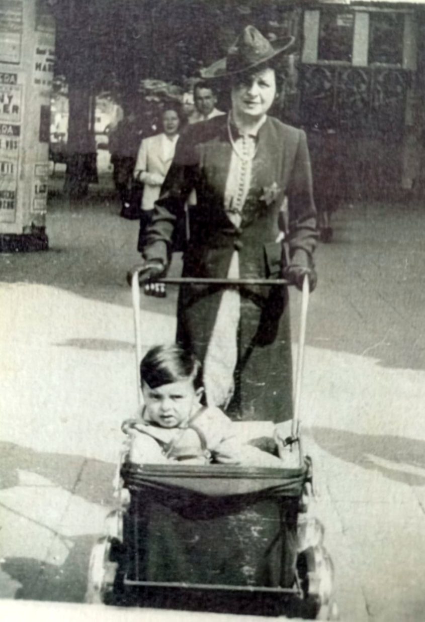 שורד השואה יהושפט פפירבלך עם אימו רות זל העונדת טלאי צהוב ברחובות אנוורפן שבבלגיה