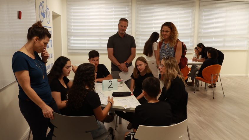 ביקורו של ארז נבון בביה"ס מקיף יא' ע"ש יצחק נבון. צילום: מקיף יא' אשדוד