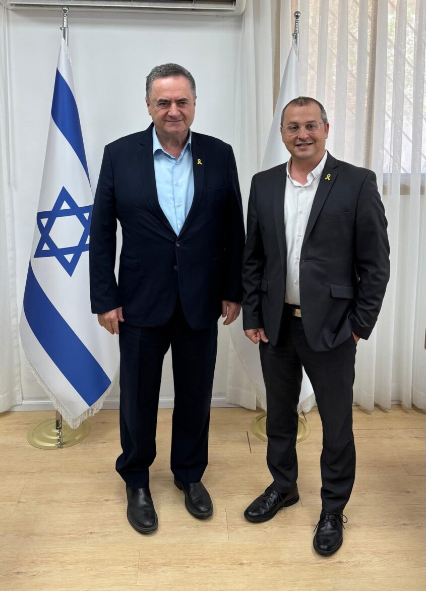 אבי פוקס ושר הביטחון בביקור בחבל יבנה. צילום: דוברות חבל יבנה