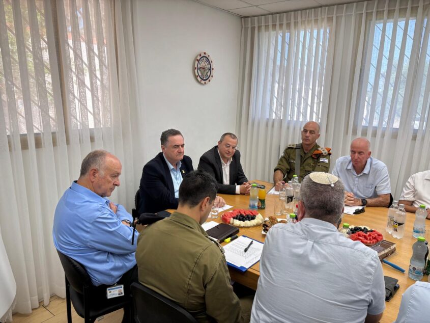 שר הביטחון בביקור בחבל יבנה. צילום: דוברות חבל יבנה