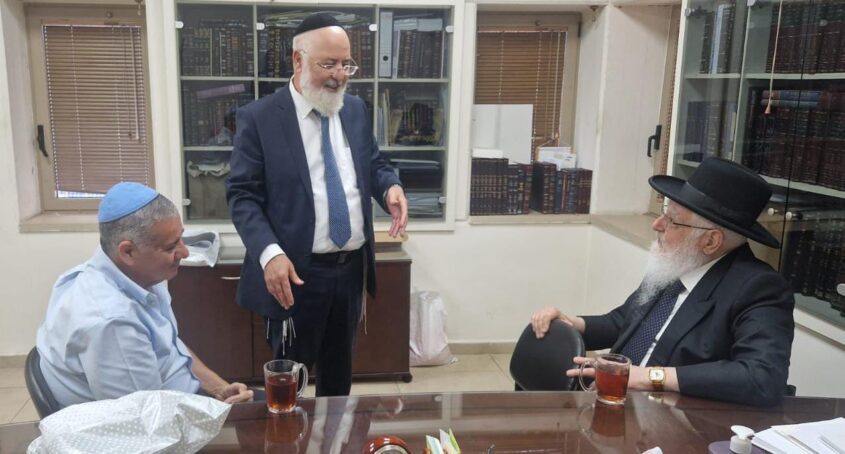 הרב פינטו נותן את ברכתו לח"כ דנינו
