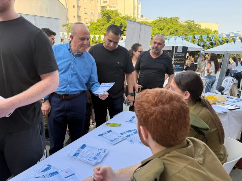לסרי במרכז כיוונים, היום. צילום: שמואל דוד