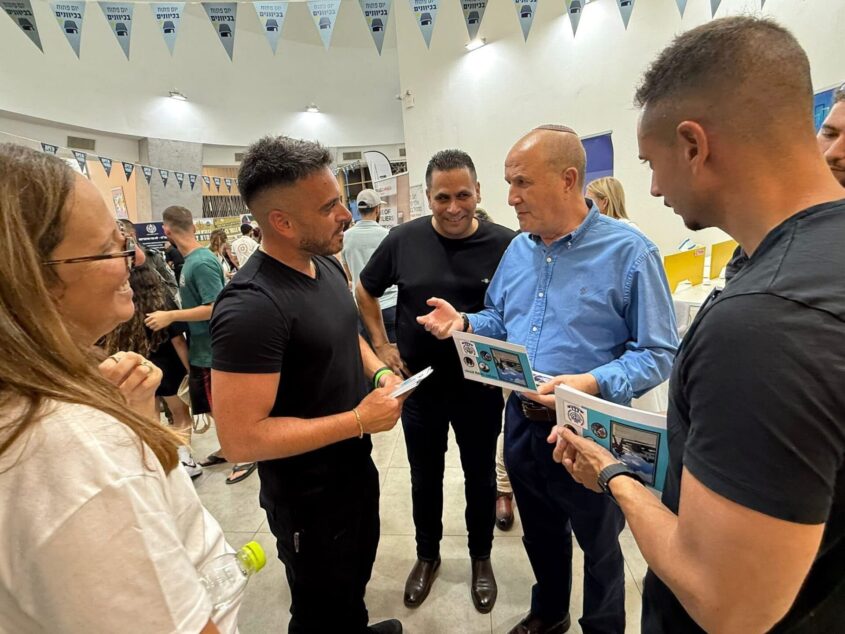 לסרי במרכז כיוונים, היום. צילום: שמואל דוד