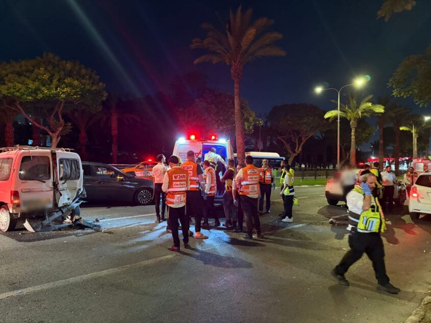 זירת התאונה בצומת יהודה הלוי ובני ברית. צילום: איחוד הצלה