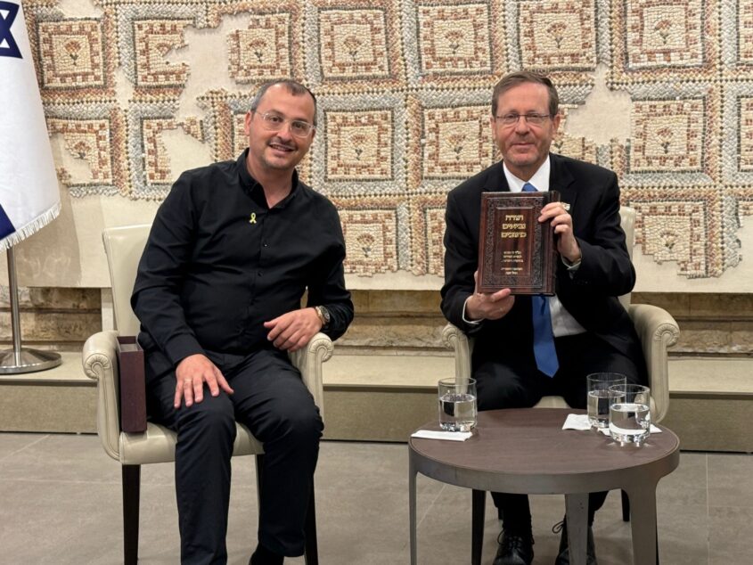 אבי פוקס ובוזי הרצוג. צילום: מועצה אזורית חבל יבנה