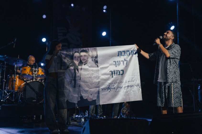 בן צור במחווה מרגשת. צילום: אלון גורגי
