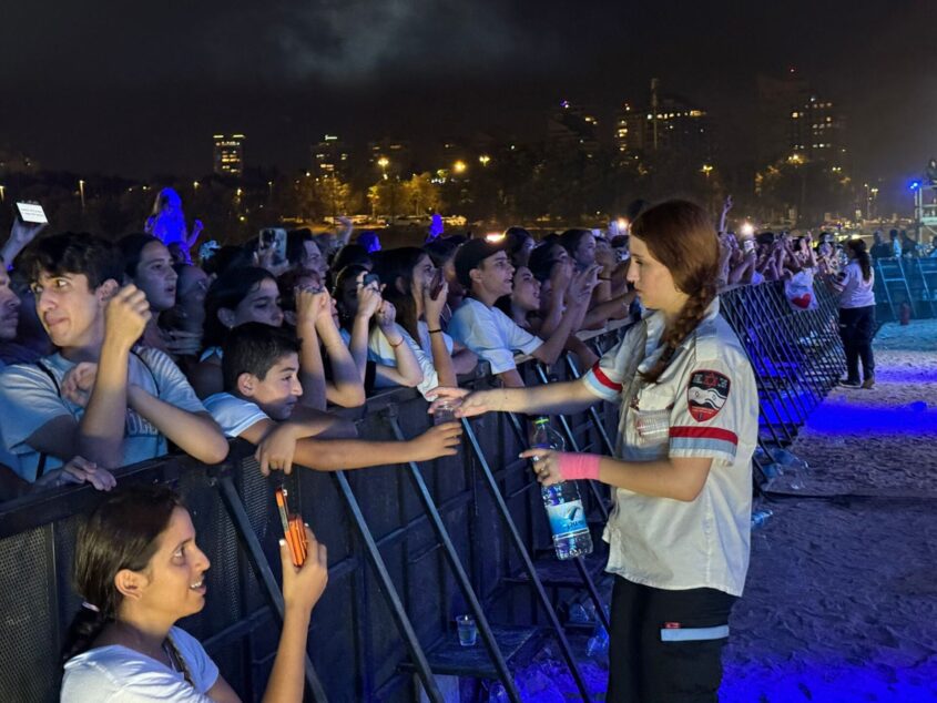 מתנדבי מד"א מחלקים מים למשתתפים. צילום: שמואל דוד