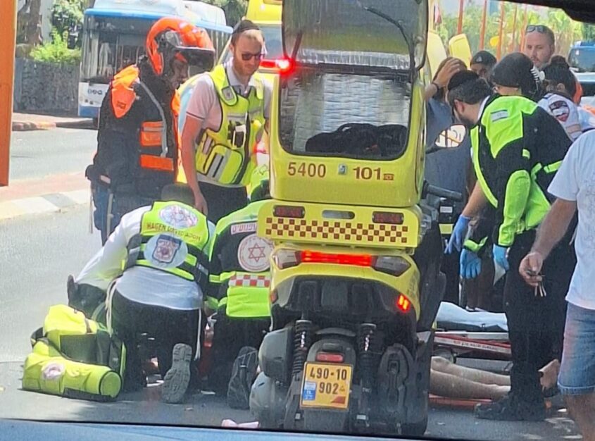 זירת התאונה ברחוב אבן עזרא. צילום: מד"א הצלה דרום