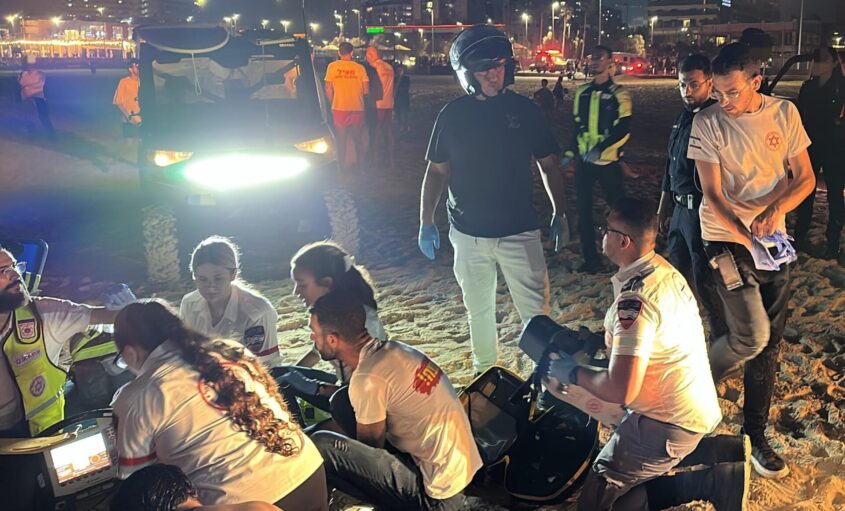 מבצעים החייאה בחוף. צילום: מד"א