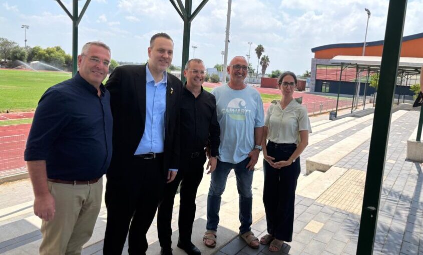 השר מיקי זוהר בביקור בחבל יבנה. צילום: מועצה אזורית חבל יבנה