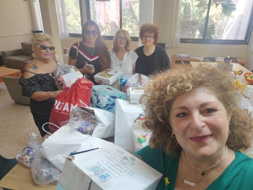 חלוקת משלוחים לחג לחיילים בודדים