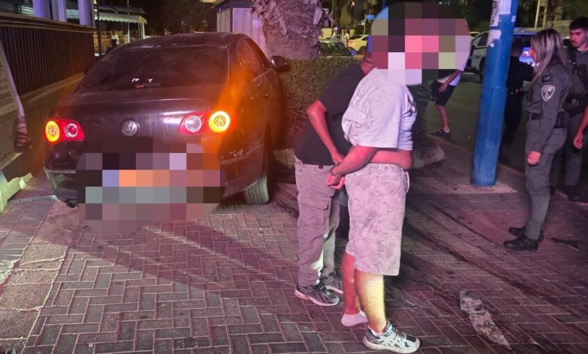 הנער והמכונית הגנובה. צילום: דוברות המשטרה