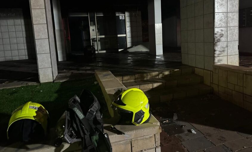 מחוץ לבניין ברחוב העצמאות. צילום: תיעוד מבצעי כב"ה
