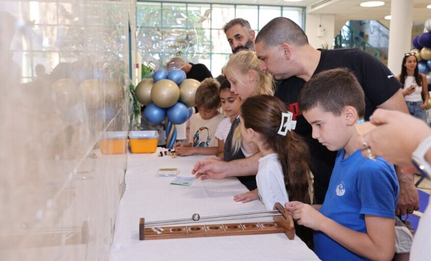 חניכת תכנית מצוינות במדעים. צילום: מרכז פיס למדעים