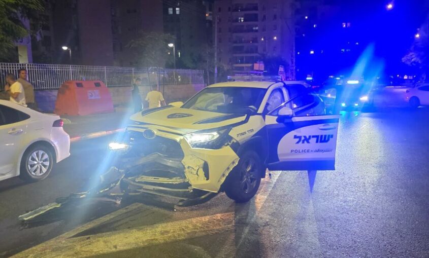 הניידת שנפגעה. צילום: דוברות המשטרה