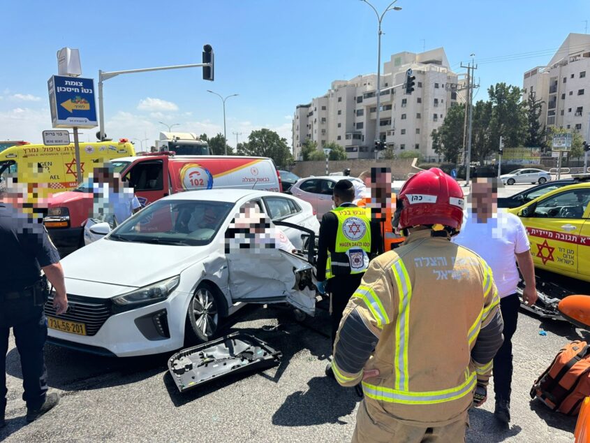 זירת התאונה בשד' בני ברית פינת משה סנה. צילום: תיעוד מבצעי כב"ה