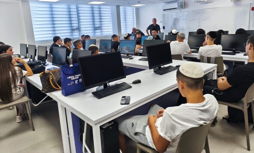 מקיף י'. צילום: מקיף י'