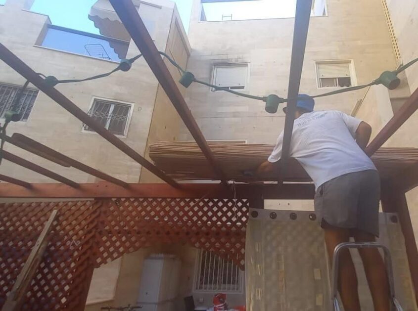 בני נוער מסייעים בהקמת סוכה. צילום: יחצ