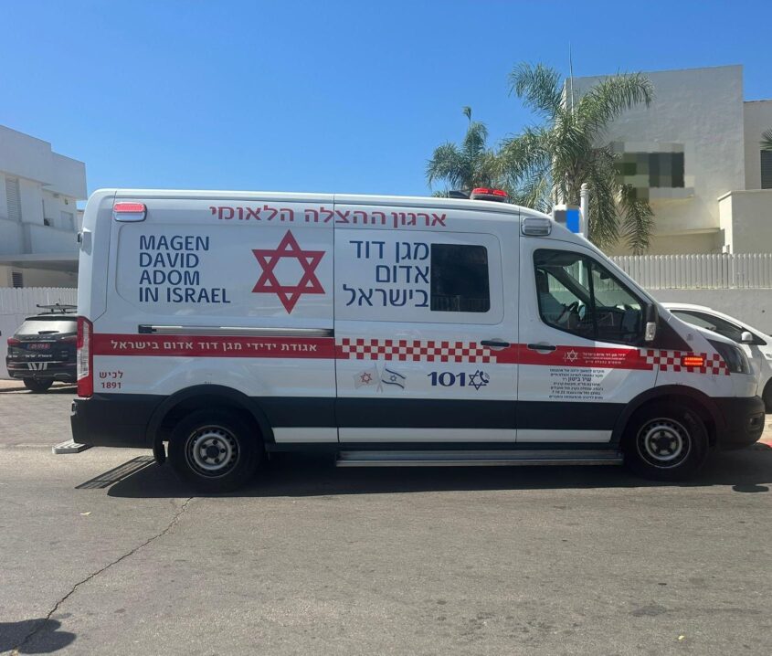 ניידת מד"א מחוץ לבית. צילום: מד"א