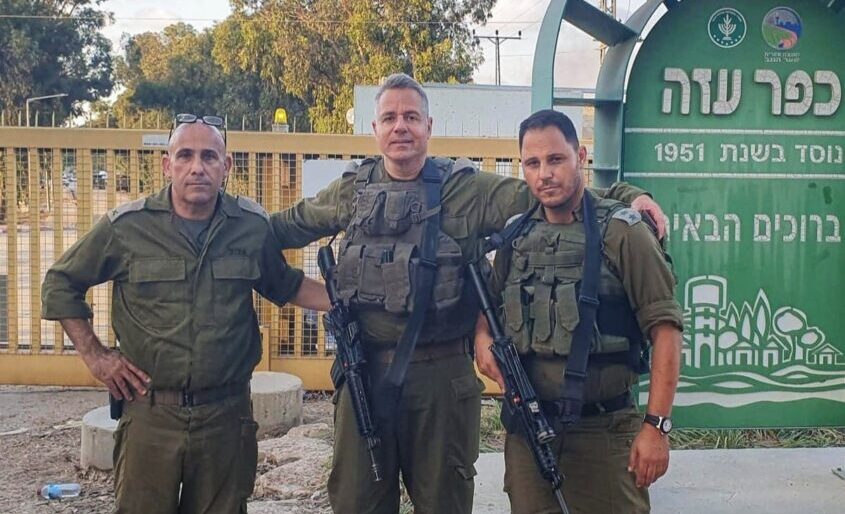 תא"ל אורן סולומון (באמצע) עם תת אלוף במיל אמיר אביבי וסגן אלוף במיל ירון בוסקילה. צילום: הביטחוניסטים