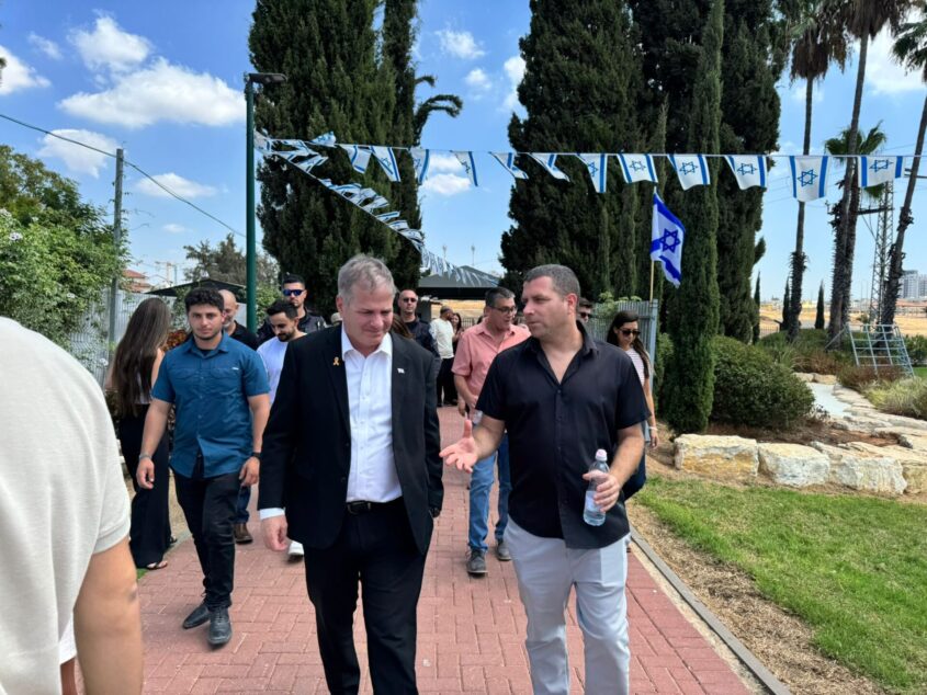 שר החינוך יואב קיש וראש המועצה בן כהן