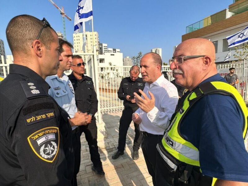 אריה איטח עם לסרי ובכירי מחוז דרום במשטרה