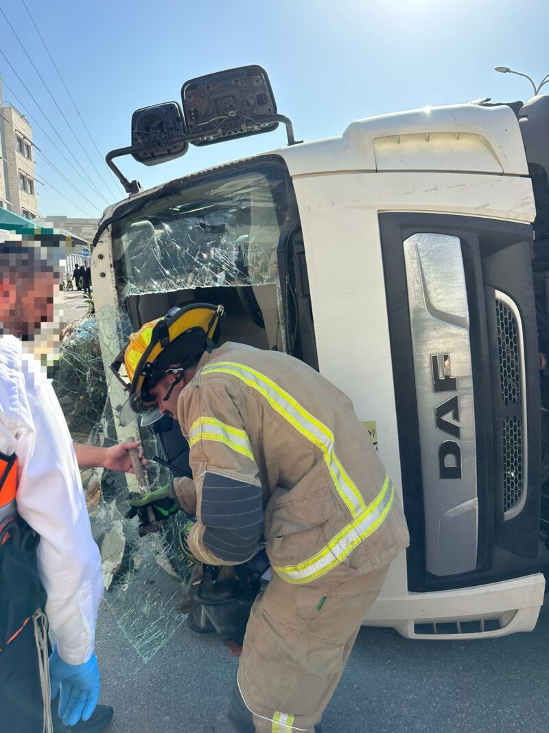 המשאית שהתהפכה. צילום: כב"ה