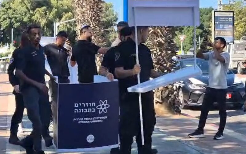 פינוי הדוכן של נאור נרקיס באשדוד. צילום: חרדים אשדוד
