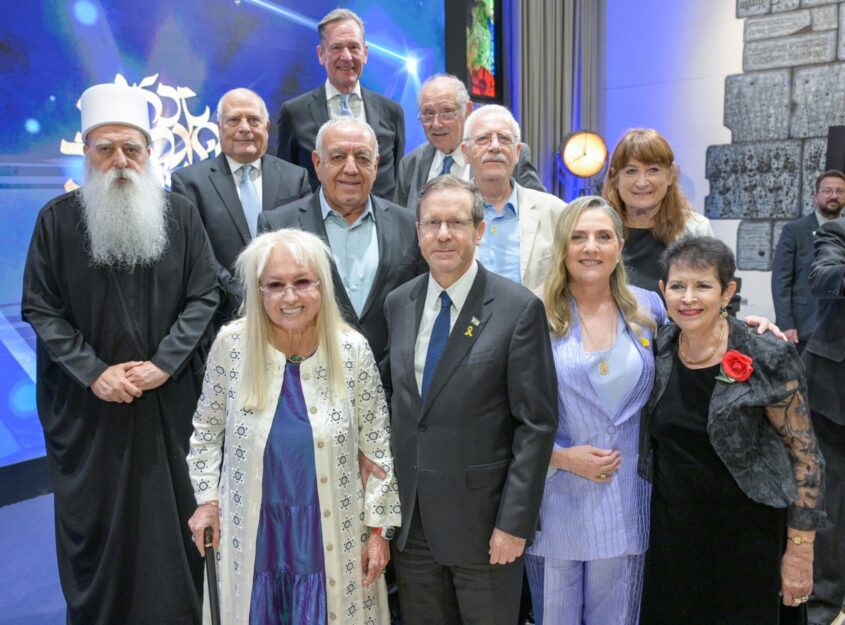 מלכא עם הנשיא ושאר מקבלי העיטור. צילום: מעיין טואף/לע"מ
