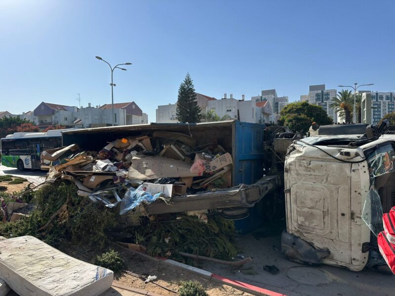 המשאית שהתהפכה. צילום: כב"ה