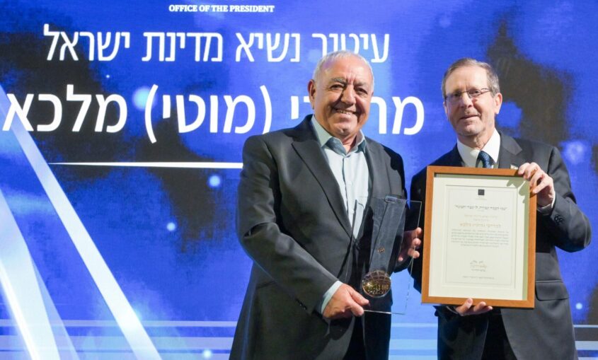 מוטי מלכא ומקבל את העיטור מהנשיא הרצוג. צילום: מעיין טואף/לע"מ