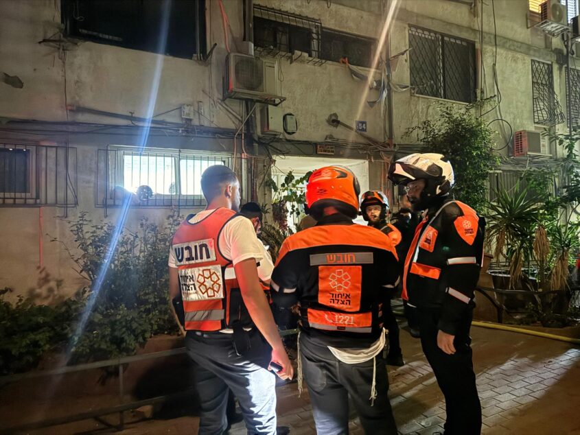 זירת השריפה ברחוב המעפילים. צילום: איחוד הצלה