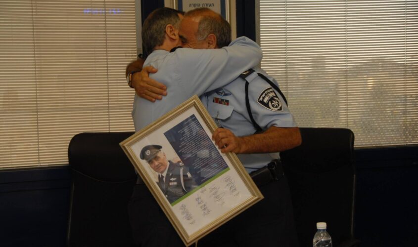 ניצב ישראל יצחק נפרד מהמפכל בשנת 2013. צילום: דוברות המשטרה