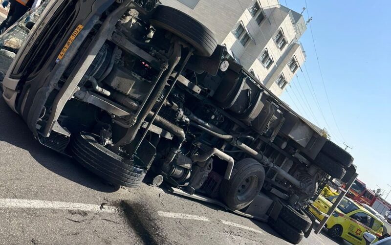 המשאית שהתהפכה. צילום: כב"ה