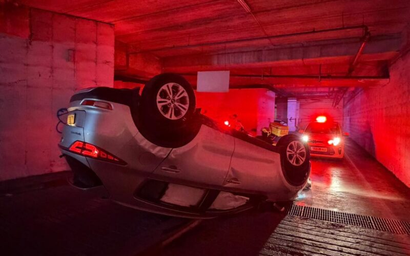 הרכב ההפוך בזירת התאונה. צילום: מד"א הצלה דרום