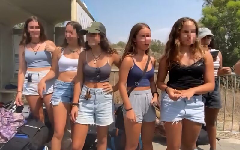 הנערות לאחר שירדו מהאוטובוס. צילום: בונות אלטרנטיבה