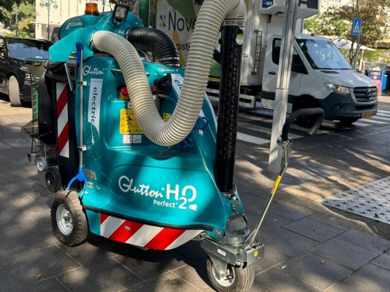 שואב רחוב חשמלי באשדוד. צילום: דוברות