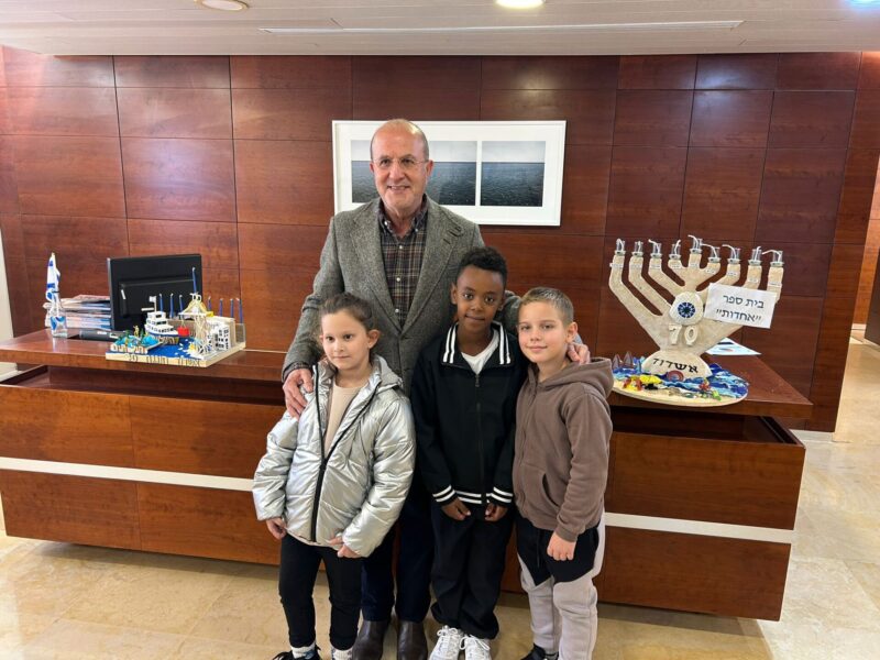 יחיאל לסרי והזוכים בתחרות