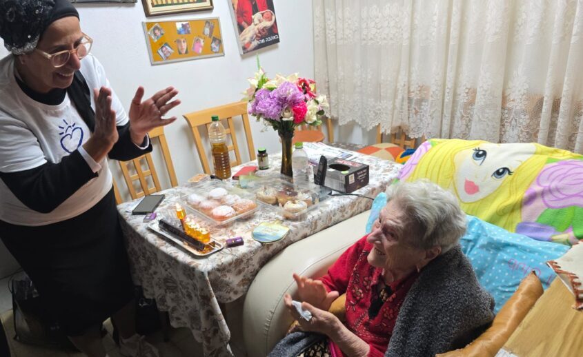 עמותת חסדי נעמי בהדלקת נרות אצל ניצולת שואה. צילום: עמותת חסדי נעמי