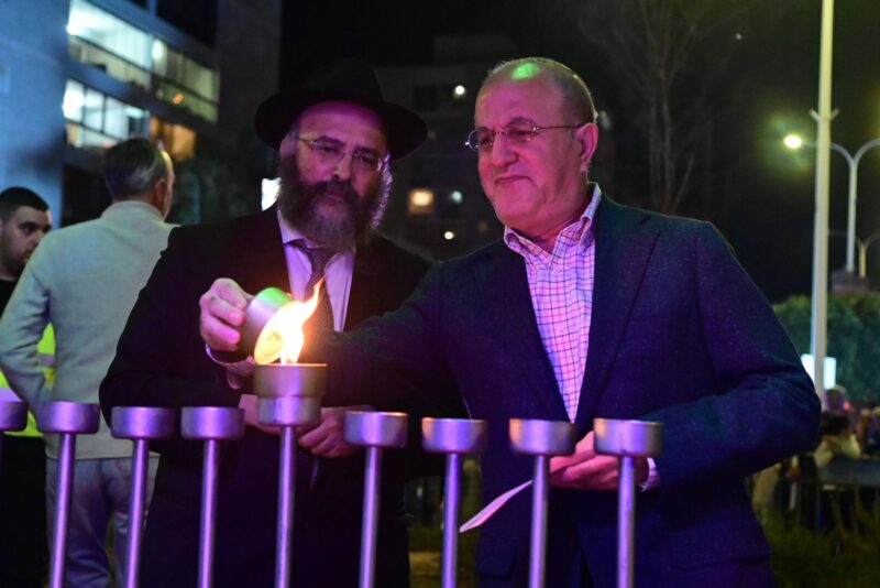 לסרי והרב עמאר בהדלקת חנוכייה בכיכר האורות. צילום: אורי קריספין