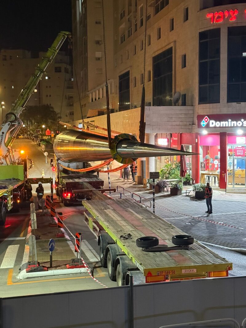 פירוק פסל השפיץ. צילום: שמואל דוד