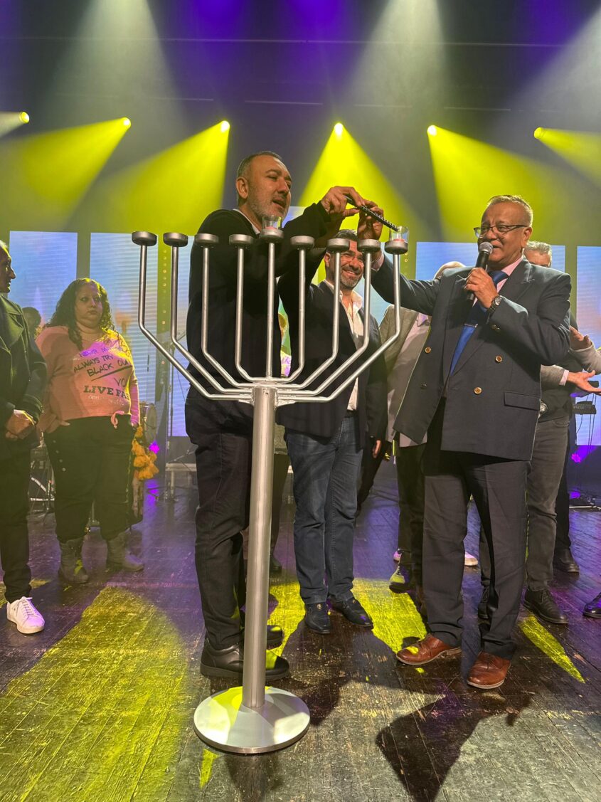 אלי נכט בהדלקת נרות חנוכה