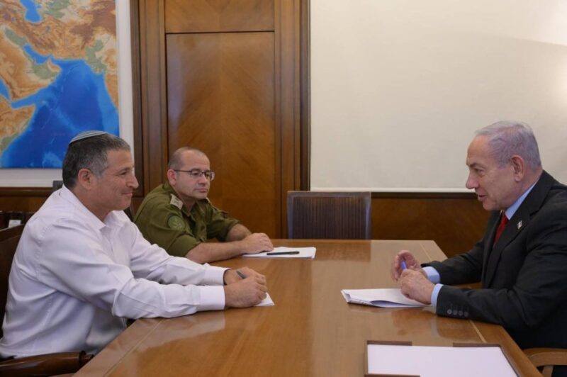 ראש הממשלה עם רומן גופמן ודוד זיני. צילום: עמוס בן גרשום/לע"מ